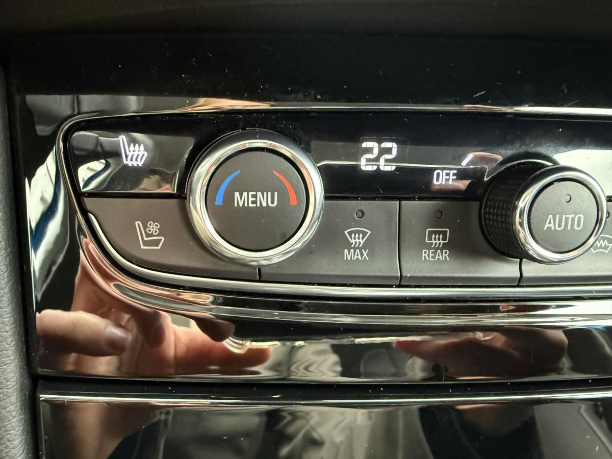Opel Grandland X Opel Grandland X 1.6 Turbo Hybrid Ultimate | 19 inch lichtmetalen velgen| 225pk| Metalliclak| Leren bekleding| Parkeersensoren voor en achter| Camera voor en achter