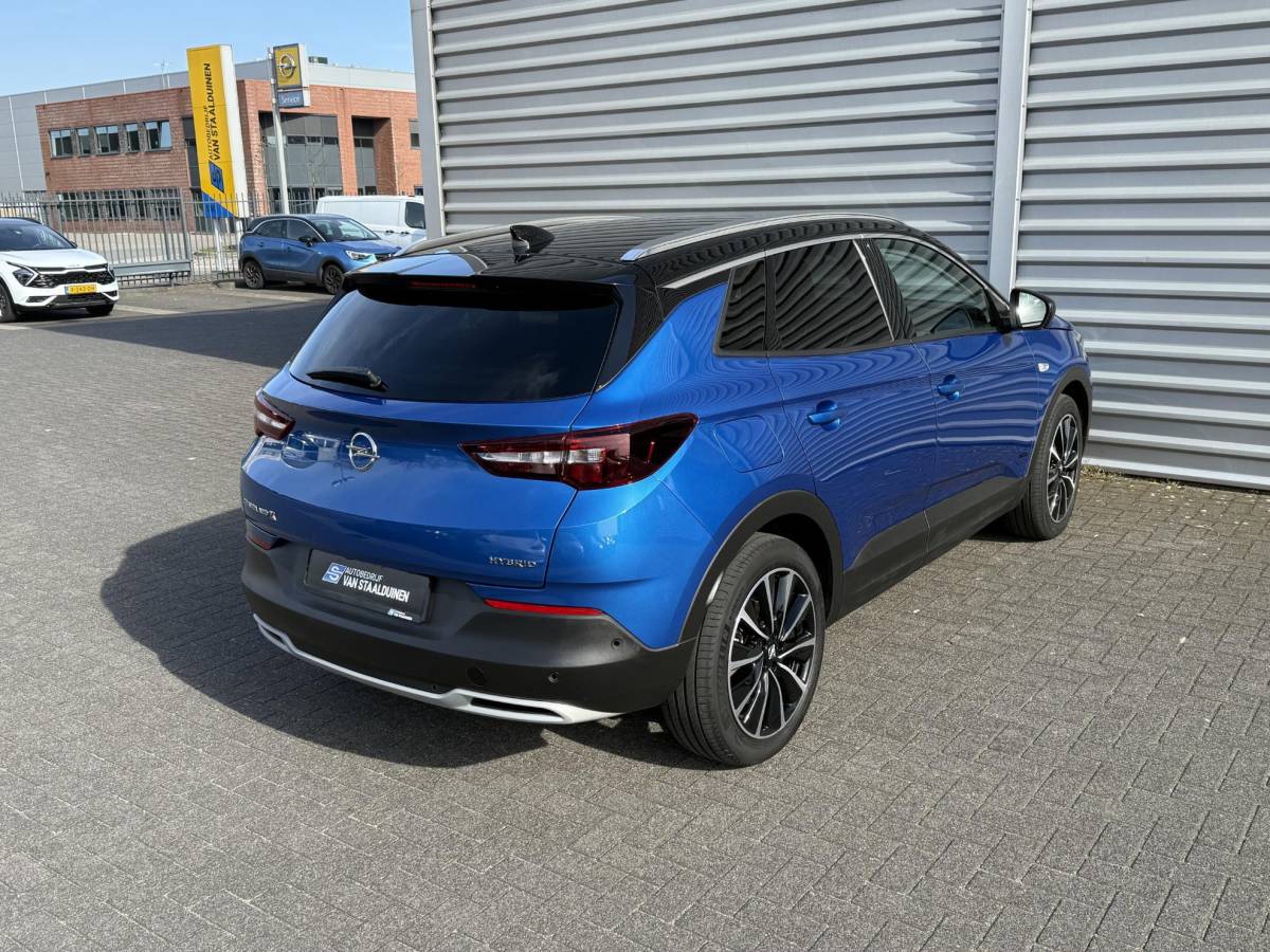 Opel Grandland X Opel Grandland X 1.6 Turbo Hybrid Ultimate | 19 inch lichtmetalen velgen| 225pk| Metalliclak| Leren bekleding| Parkeersensoren voor en achter| Camera voor en achter