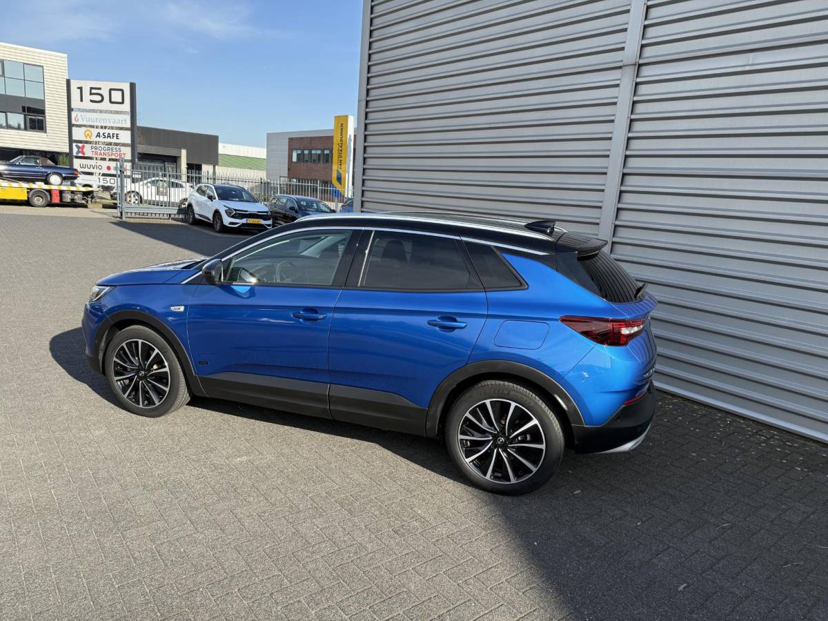 Opel Grandland X Opel Grandland X 1.6 Turbo Hybrid Ultimate | 19 inch lichtmetalen velgen| 225pk| Metalliclak| Leren bekleding| Parkeersensoren voor en achter| Camera voor en achter