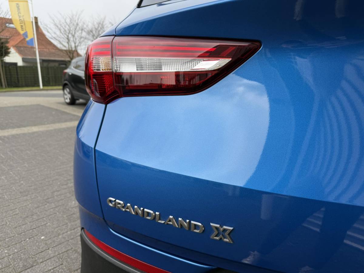 Opel Grandland X Opel Grandland X 1.6 Turbo Hybrid Ultimate | 19 inch lichtmetalen velgen| 225pk| Metalliclak| Leren bekleding| Parkeersensoren voor en achter| Camera voor en achter