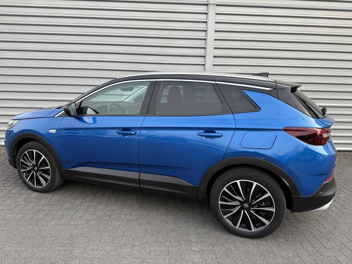 Opel Grandland X Opel Grandland X 1.6 Turbo Hybrid Ultimate | 19 inch lichtmetalen velgen| 225pk| Metalliclak| Leren bekleding| Parkeersensoren voor en achter| Camera voor en achter