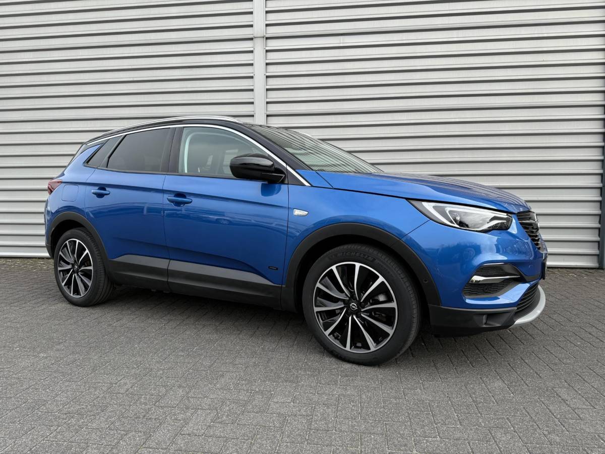 Opel Grandland X Opel Grandland X 1.6 Turbo Hybrid Ultimate | 19 inch lichtmetalen velgen| 225pk| Metalliclak| Leren bekleding| Parkeersensoren voor en achter| Camera voor en achter