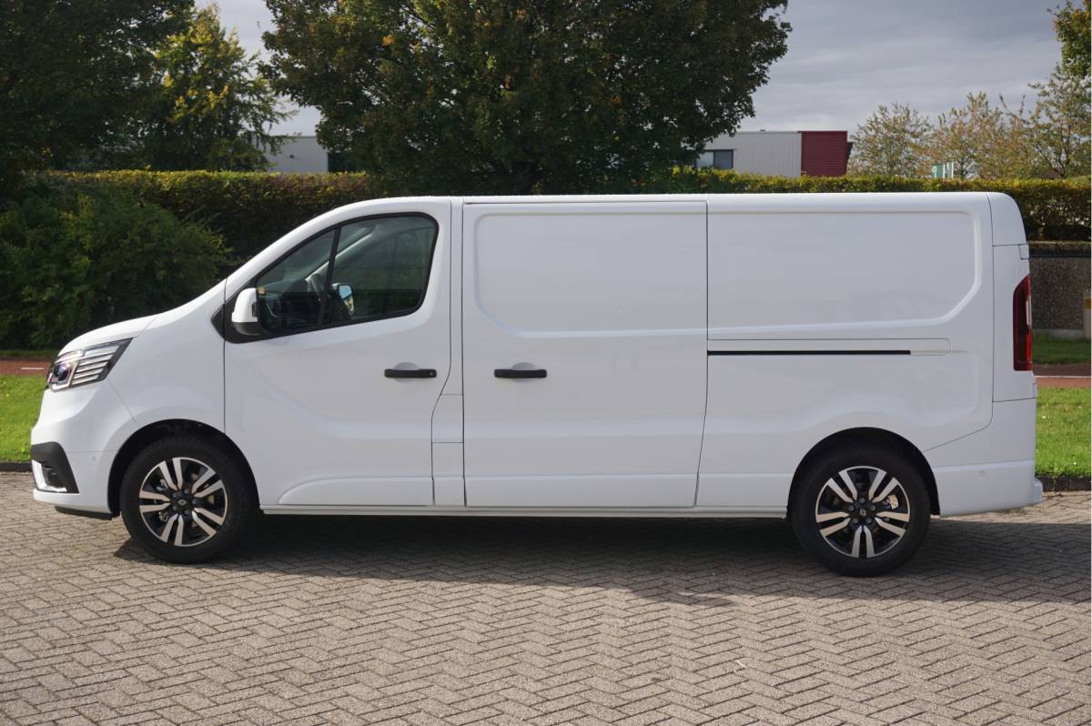 Renault Trafic Renault Trafic 170PK L2H1 LUXE EDC AUT BPM VRIJ!! Navi, LM Velg, Betimmering, Trekhaak, 2x Schuifdeur!! NR. 331