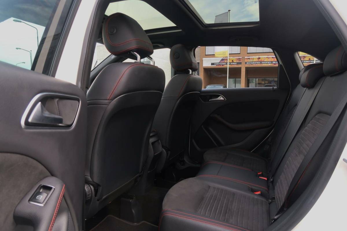 Mercedes-Benz B-Klasse Mercedes B-klasse 180 AMG|PANORAMADAK|FACELIFT|NAVIGATIE|BLUETOOTH|XENON-LED|DEALER ONDERHOUDEN