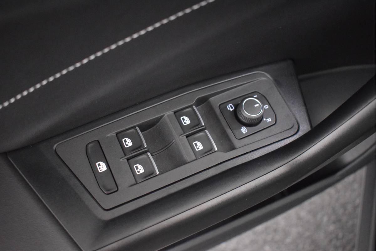 Volkswagen T-Roc Volkswagen T-Roc 1.5 TSI 150pk DSG R-Line Business+ Trekhaak Camera Stoelverwarming Keyless Navigatie