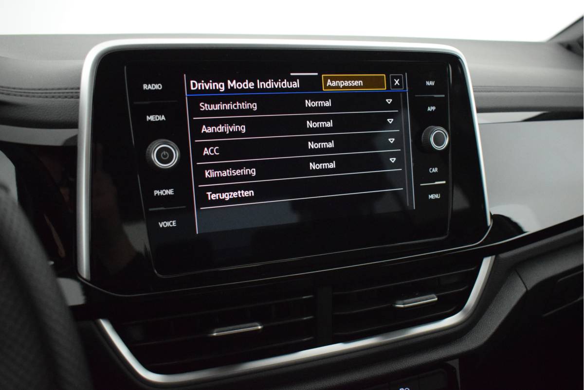 Volkswagen T-Roc Volkswagen T-Roc 1.5 TSI 150pk DSG R-Line Business+ Trekhaak Camera Stoelverwarming Keyless Navigatie