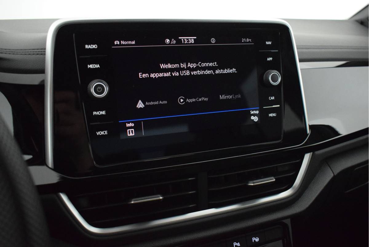 Volkswagen T-Roc Volkswagen T-Roc 1.5 TSI 150pk DSG R-Line Business+ Trekhaak Camera Stoelverwarming Keyless Navigatie