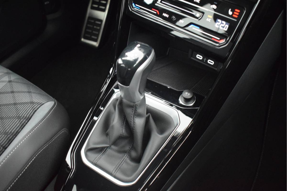 Volkswagen T-Roc Volkswagen T-Roc 1.5 TSI 150pk DSG R-Line Business+ Trekhaak Camera Stoelverwarming Keyless Navigatie