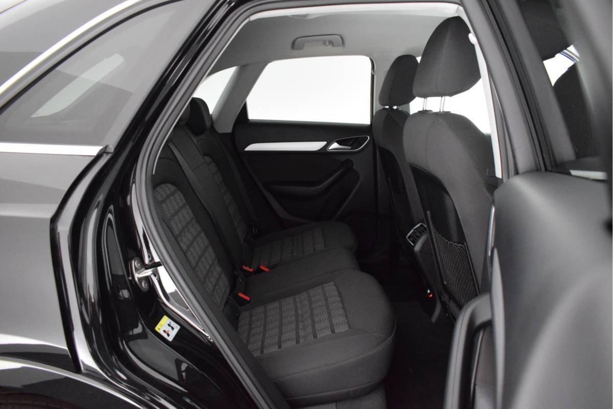 Audi Q3 Audi Q3 1.4 TFSI 125pk H6 Sport Pro Line Trekhaak Xenon Stoelverwarming Navigatie