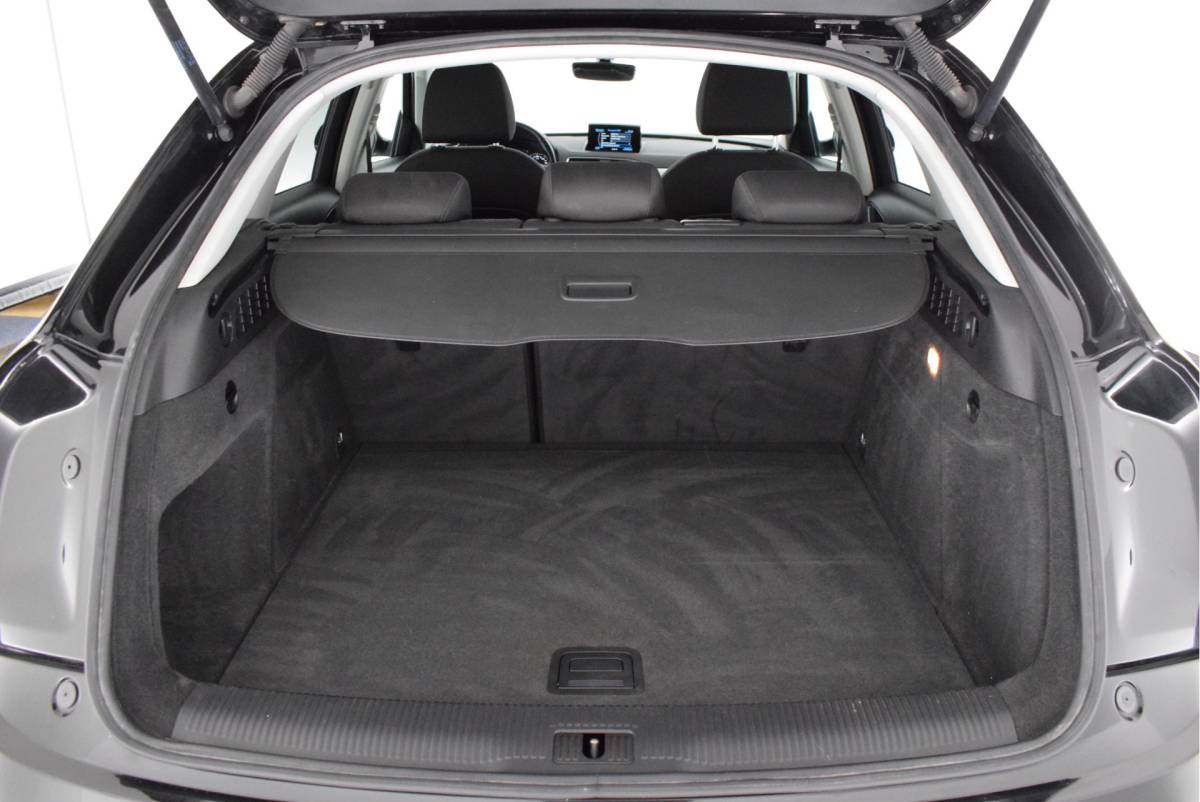 Audi Q3 Audi Q3 1.4 TFSI 125pk H6 Sport Pro Line Trekhaak Xenon Stoelverwarming Navigatie