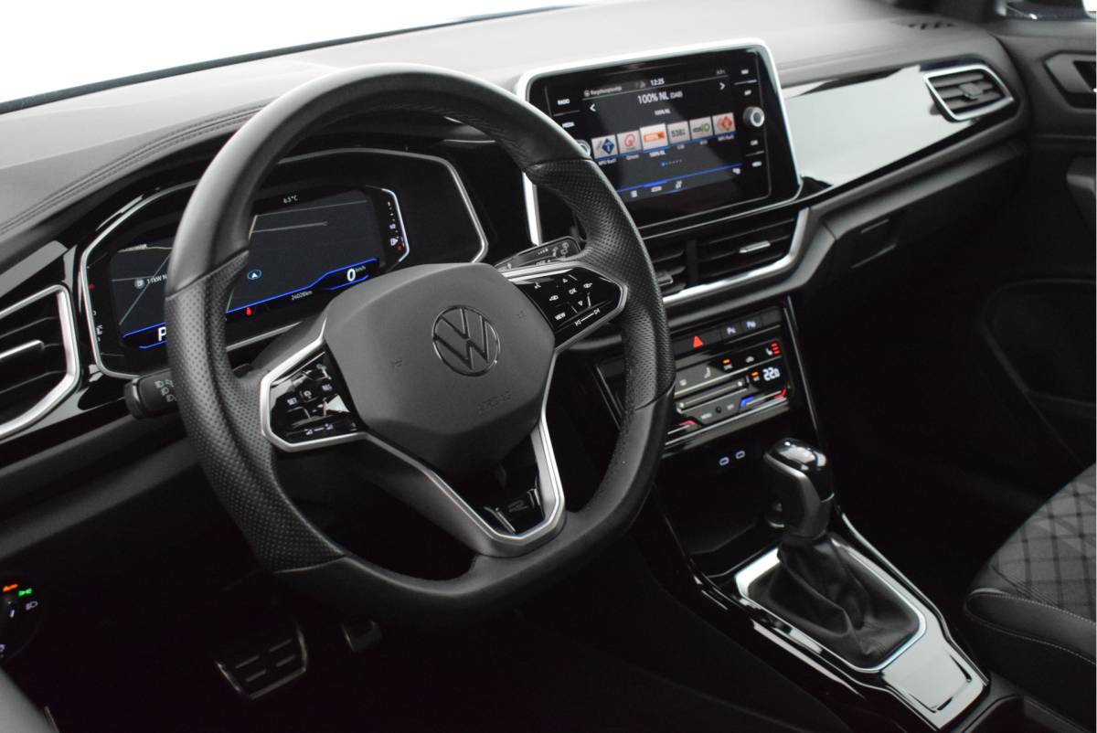 Volkswagen T-Roc Volkswagen T-Roc 1.5 TSI 150pk DSG 2x R-Line Stoelverwarming IQ.Light Virtual Cockpit Panoramadak Navigatie
