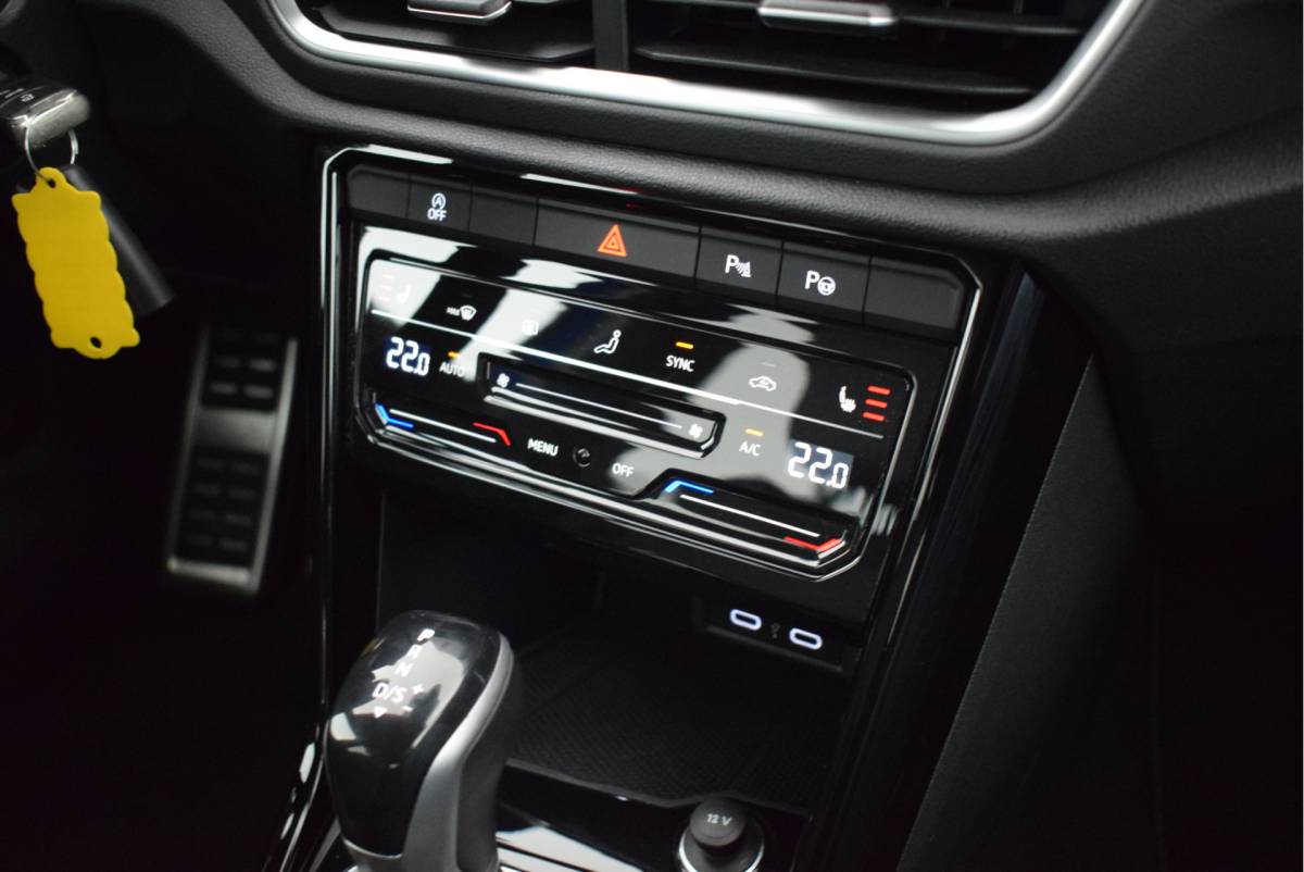 Volkswagen T-Roc Volkswagen T-Roc 1.5 TSI 150pk DSG 2x R-Line Stoelverwarming IQ.Light Virtual Cockpit Panoramadak Navigatie