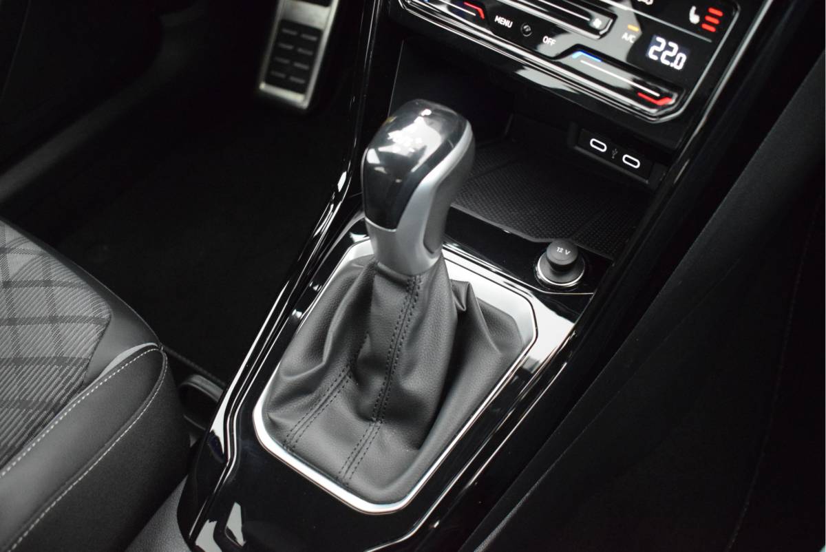 Volkswagen T-Roc Volkswagen T-Roc 1.5 TSI 150pk DSG 2x R-Line Stoelverwarming IQ.Light Virtual Cockpit Panoramadak Navigatie