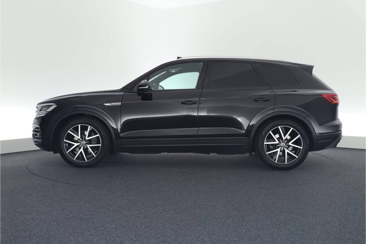 Volkswagen  Volkswagen Touareg Grijs Kenteken 3.0 TDI 286pk DSG 4Motion Trekhaak Camera Luchtvering Led Panoramadak Leder Navigatie