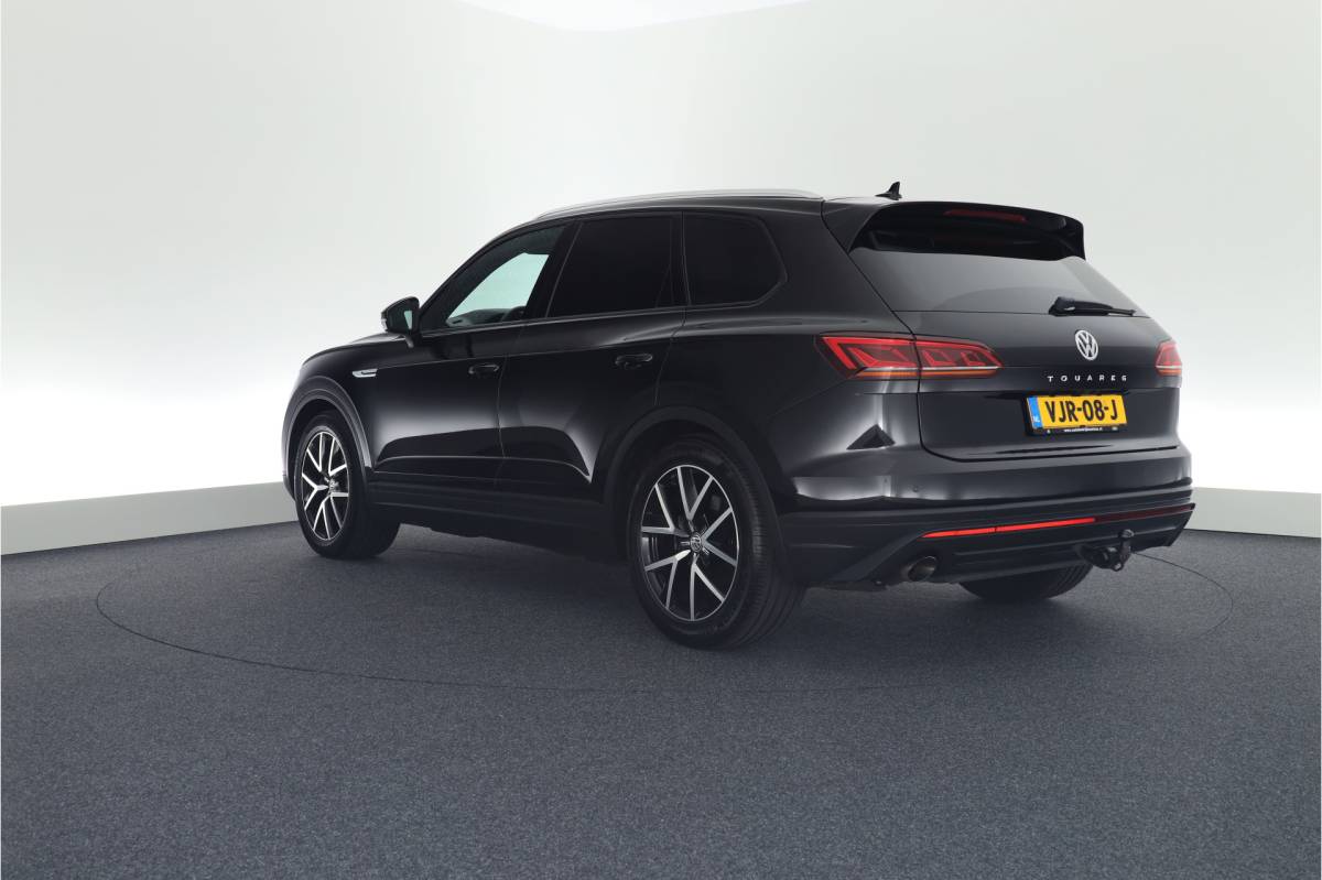 Volkswagen  Volkswagen Touareg Grijs Kenteken 3.0 TDI 286pk DSG 4Motion Trekhaak Camera Luchtvering Led Panoramadak Leder Navigatie