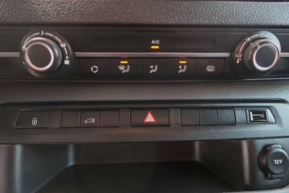 Peugeot Expert Peugeot Expert Bestel 2.0 BlueHDI|NAVIGATIE|TREKHAAK|CARPLAY|DODEHOEK|DEALER ONDERHOUDEN|1E EIGENAAR