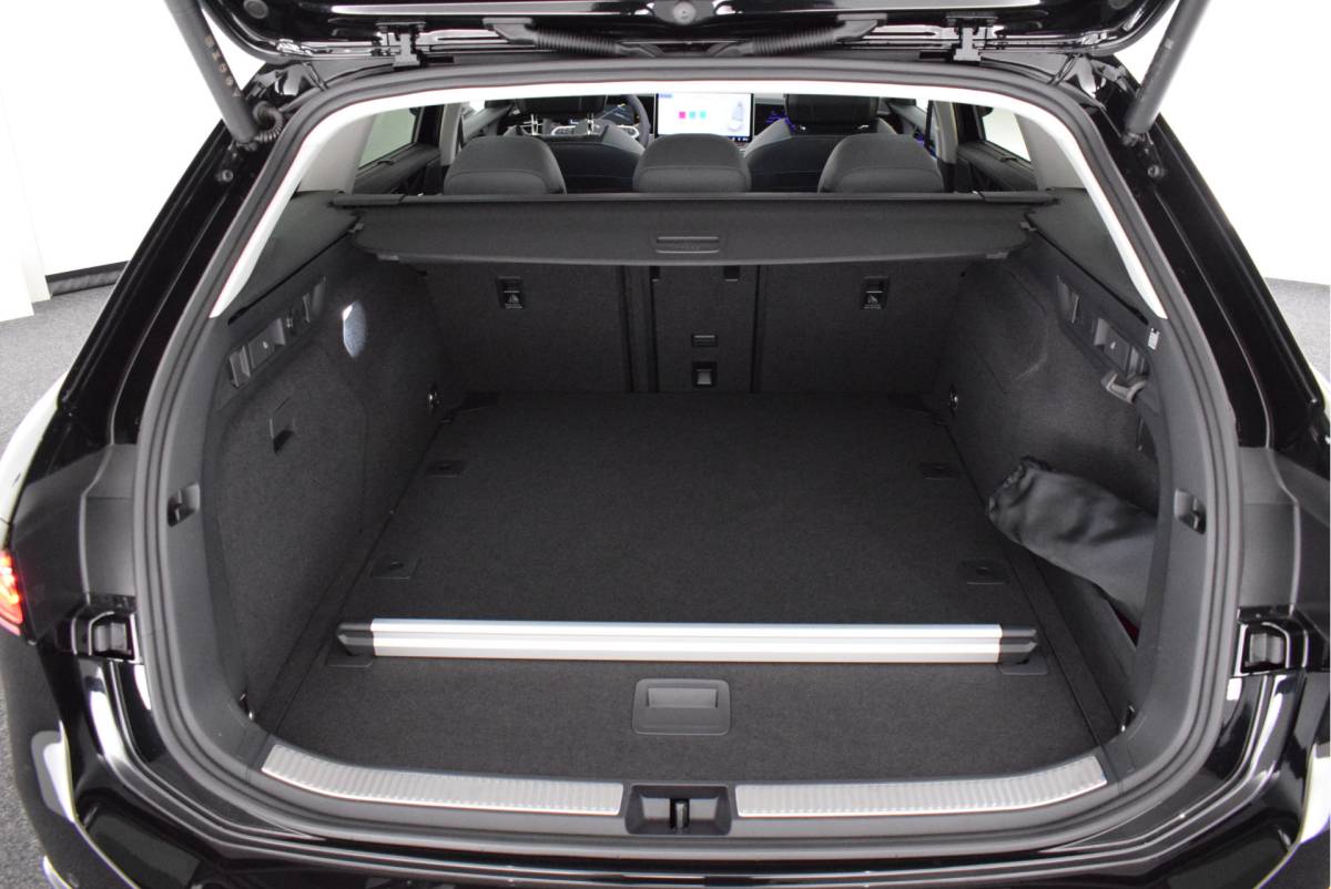 Volkswagen Passat Volkswagen Passat Variant 1.5 eTSI 150pk DSG Elegance Business Trekhaak Keyless Massage 360Camera Panoramadak IQ.Light Virtual Cockpit Navigatie