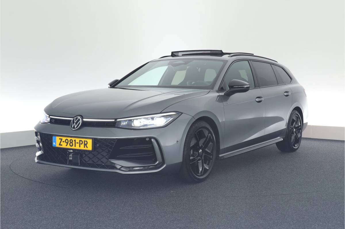 Volkswagen Passat Volkswagen Passat Variant 1.5 eTSI 150pk DSG R-Line Business Black Style Trekhaak Camera Panoramadak Massage Stoelverwarming Navigatie