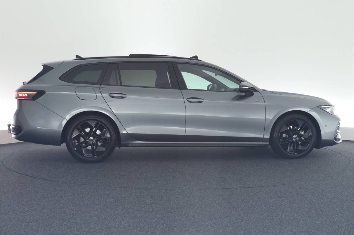 Volkswagen Passat Volkswagen Passat Variant 1.5 eTSI 150pk DSG R-Line Business Black Style Trekhaak Camera Panoramadak Massage Stoelverwarming Navigatie