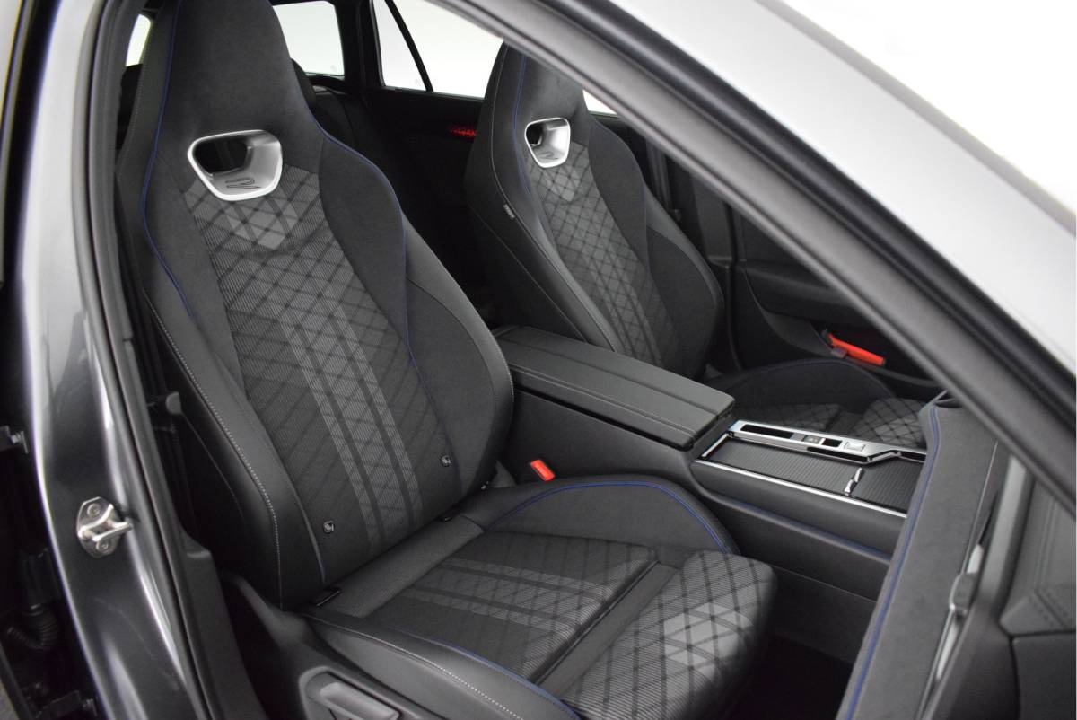 Volkswagen Passat Volkswagen Passat Variant 1.5 eTSI 150pk DSG R-Line Business Black Style Trekhaak Camera Panoramadak Massage Stoelverwarming Navigatie