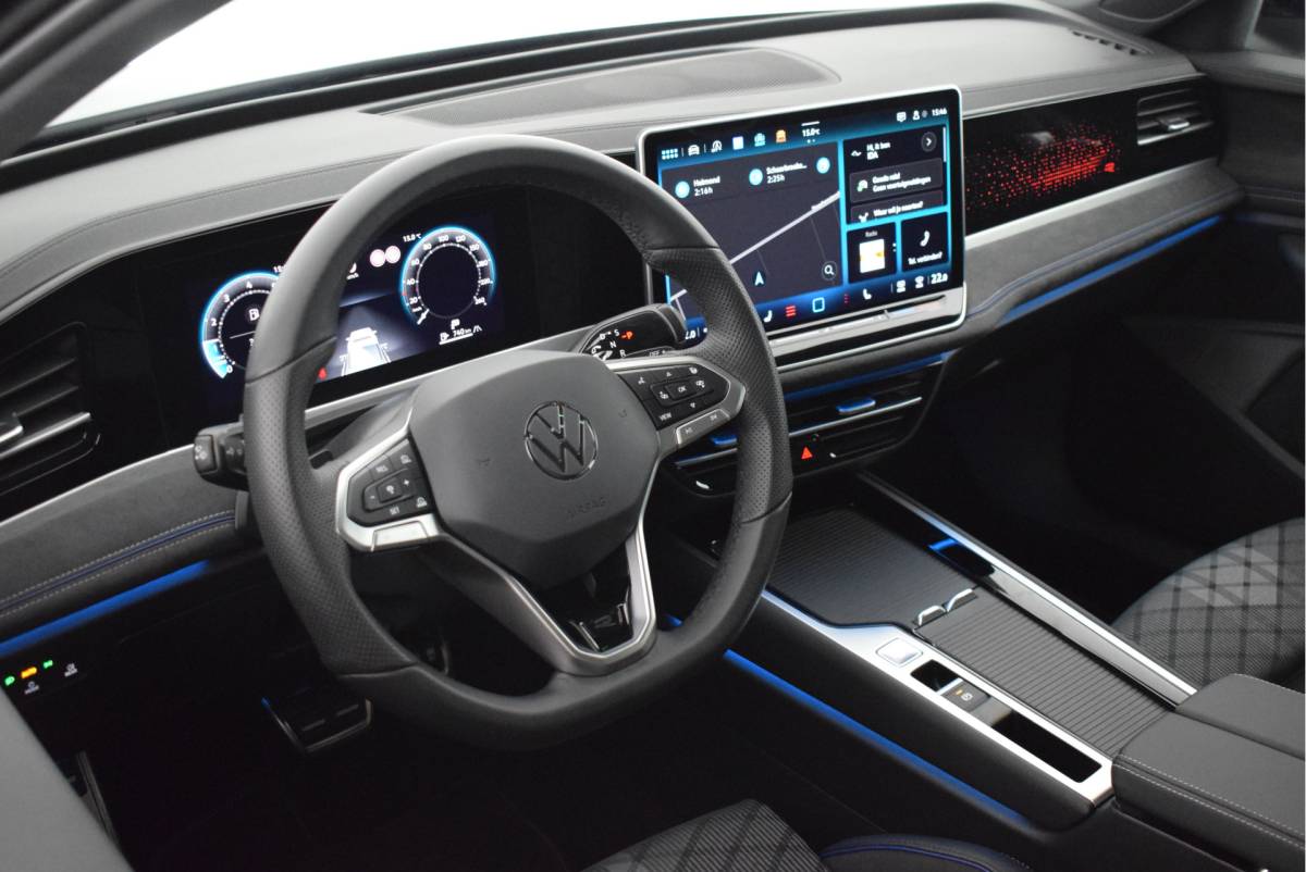Volkswagen Passat Volkswagen Passat Variant 1.5 eTSI 150pk DSG R-Line Business Black Style Trekhaak Camera Panoramadak Massage Stoelverwarming Navigatie