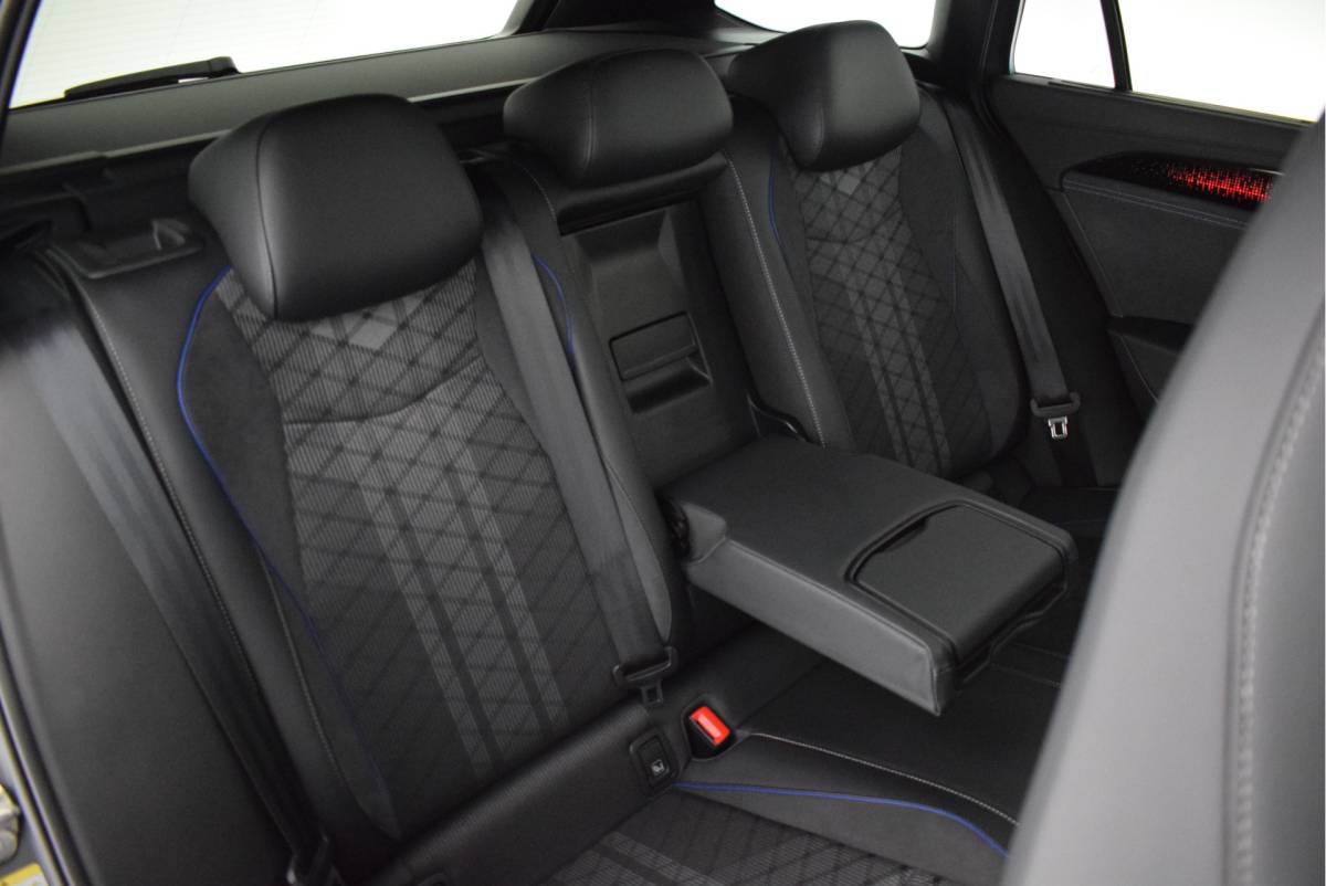 Volkswagen Passat Volkswagen Passat Variant 1.5 eTSI 150pk DSG R-Line Business Black Style Trekhaak Camera Panoramadak Massage Stoelverwarming Navigatie