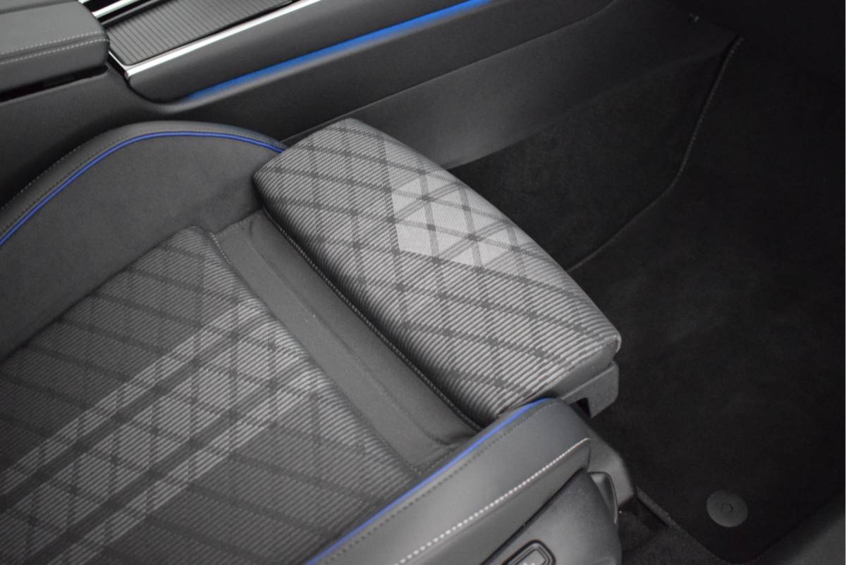 Volkswagen Passat Volkswagen Passat Variant 1.5 eTSI 150pk DSG R-Line Business Black Style Trekhaak Camera Panoramadak Massage Stoelverwarming Navigatie