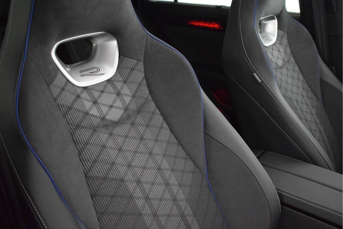 Volkswagen Passat Volkswagen Passat Variant 1.5 eTSI 150pk DSG R-Line Business Black Style Trekhaak Camera Panoramadak Massage Stoelverwarming Navigatie