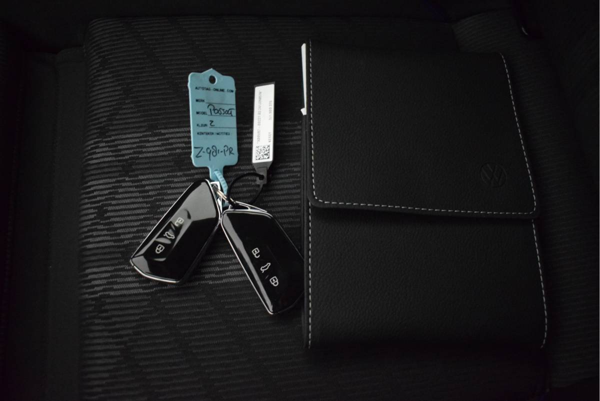 Volkswagen Passat Volkswagen Passat Variant 1.5 eTSI 150pk DSG R-Line Business Black Style Trekhaak Camera Panoramadak Massage Stoelverwarming Navigatie