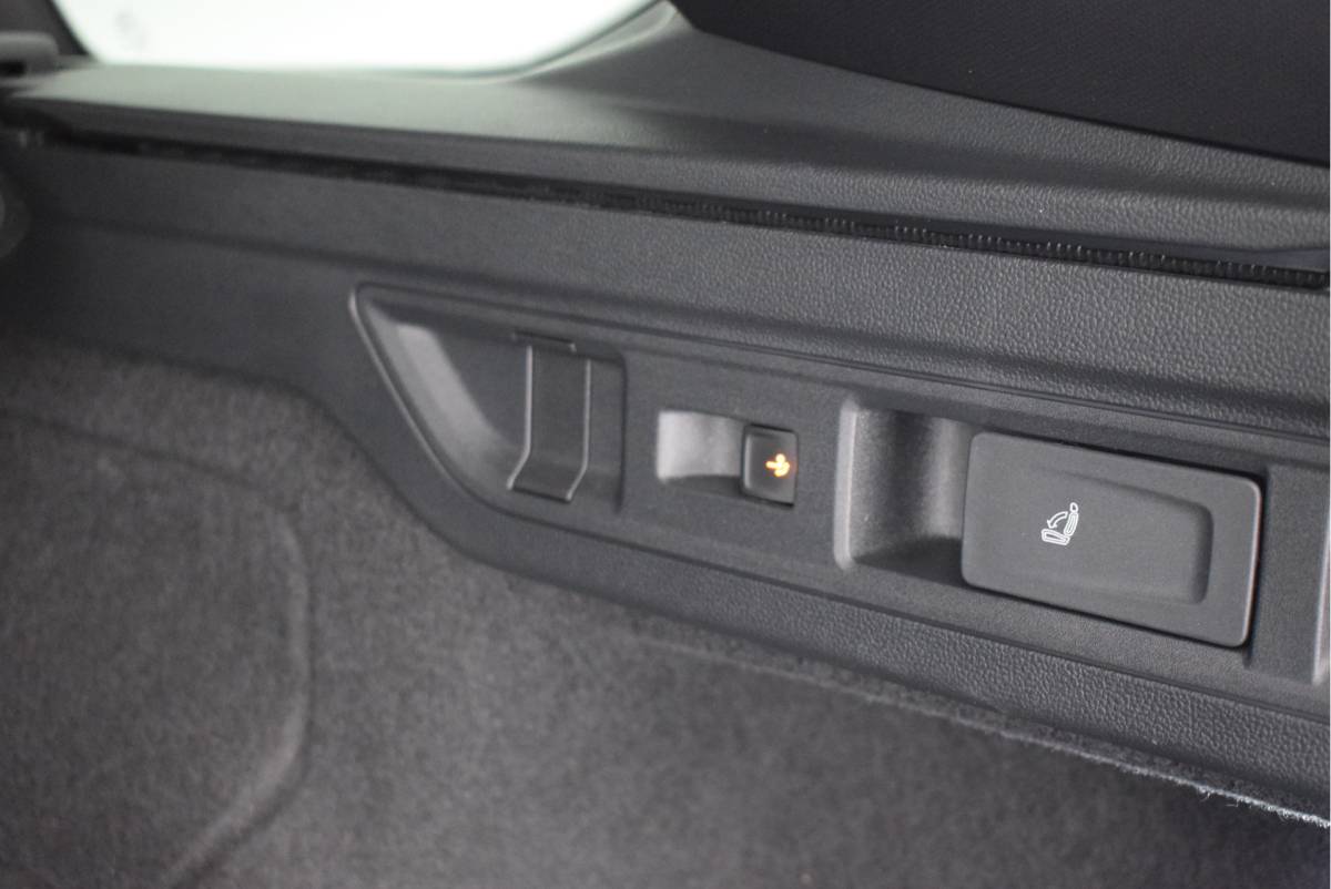 Volkswagen Passat Volkswagen Passat Variant 1.5 eTSI 150pk DSG R-Line Business Black Style Trekhaak Camera Panoramadak Massage Stoelverwarming Navigatie
