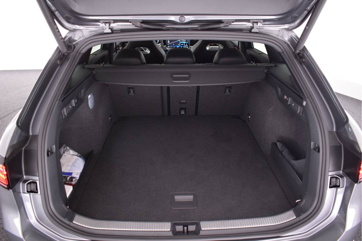 Volkswagen Passat Volkswagen Passat Variant 1.5 eTSI 150pk DSG R-Line Business Black Style Trekhaak Camera Panoramadak Massage Stoelverwarming Navigatie