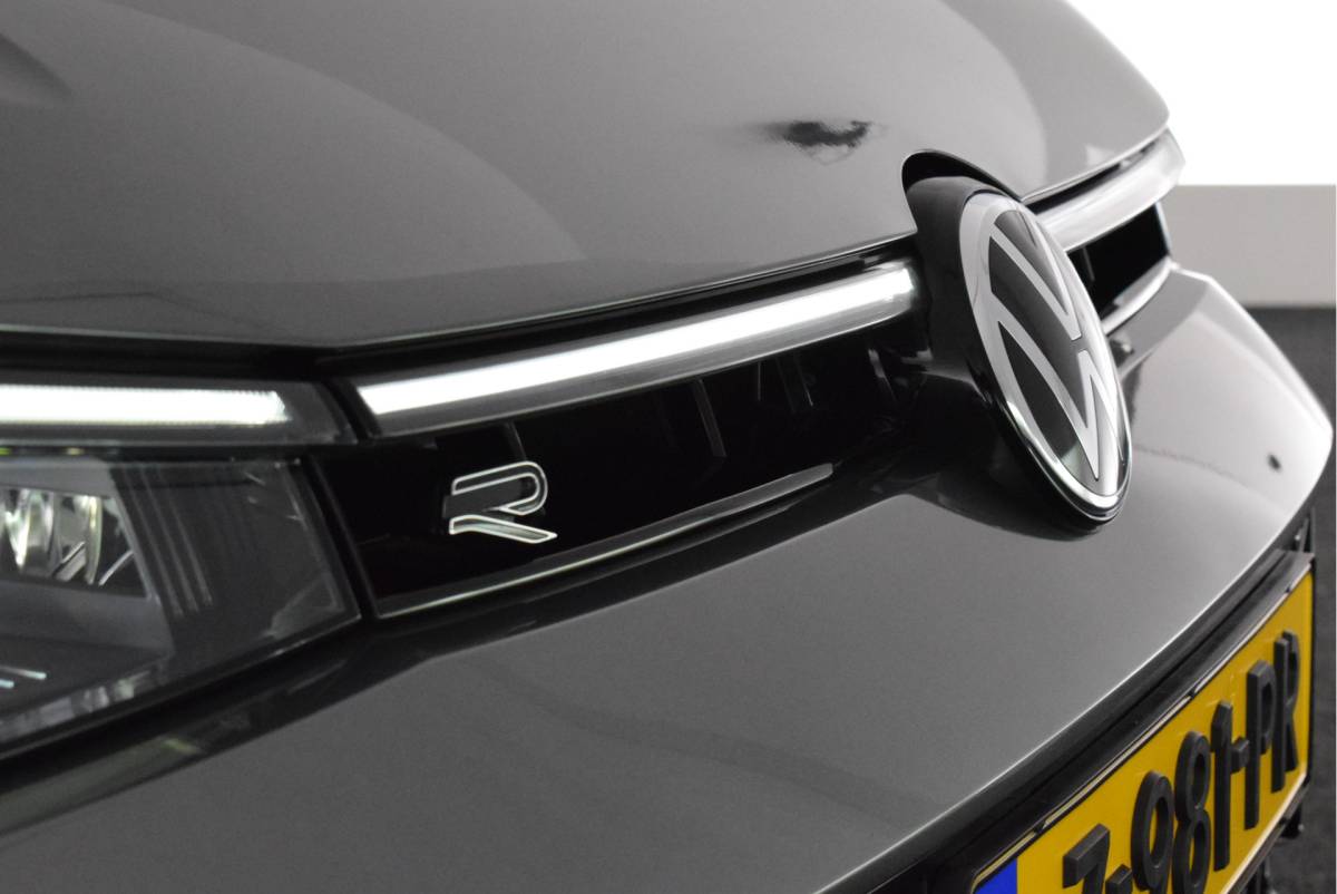 Volkswagen Passat Volkswagen Passat Variant 1.5 eTSI 150pk DSG R-Line Business Black Style Trekhaak Camera Panoramadak Massage Stoelverwarming Navigatie