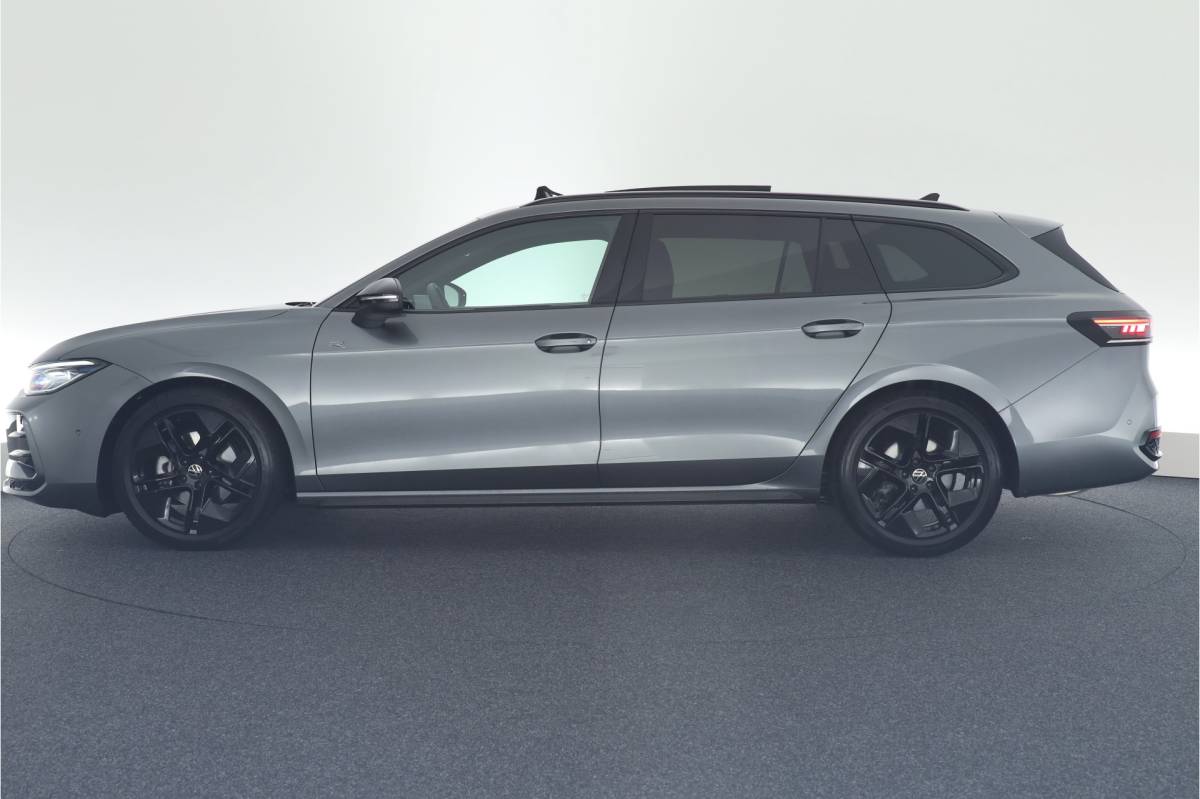 Volkswagen Passat Volkswagen Passat Variant 1.5 eTSI 150pk DSG R-Line Business Black Style Trekhaak Camera Panoramadak Massage Stoelverwarming Navigatie