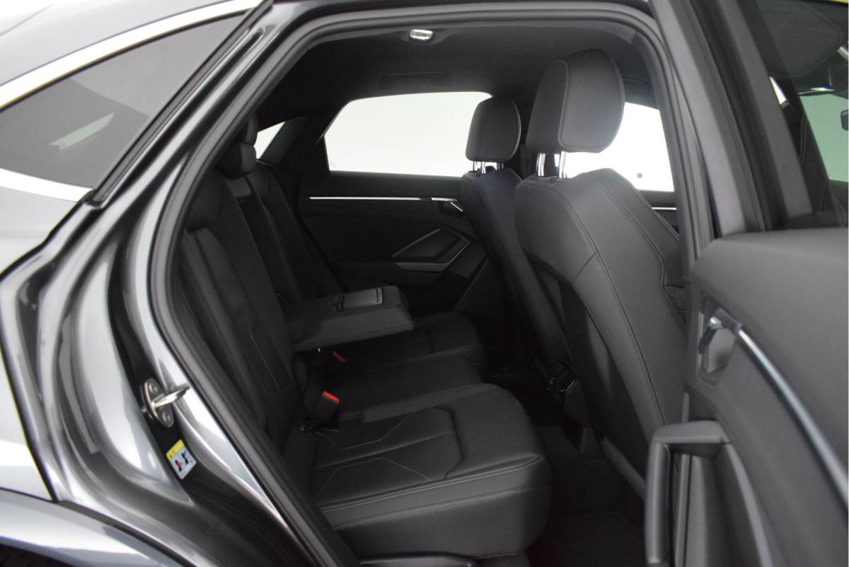 Audi Q3 Audi Q3 Sportback 35 TFSI 150pk S-Tronic 2x S-Line Trekhaak Camera Navigatie Led