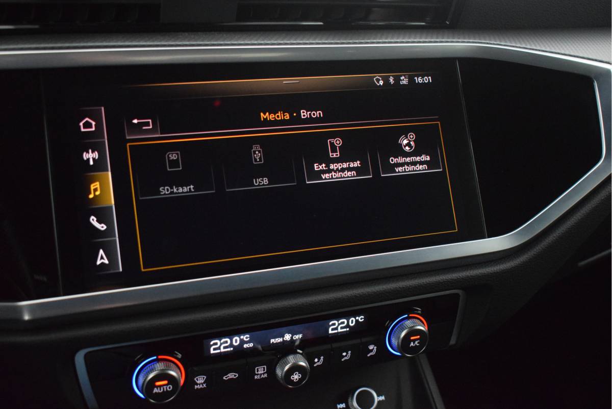 Audi Q3 Audi Q3 Sportback 35 TFSI 150pk S-Tronic 2x S-Line Trekhaak Camera Navigatie Led