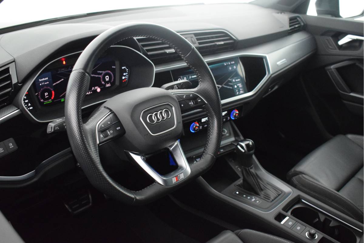 Audi Q3 Audi Q3 Sportback 35 TFSI 150pk S-Tronic 2x S-Line Trekhaak Camera Navigatie Led