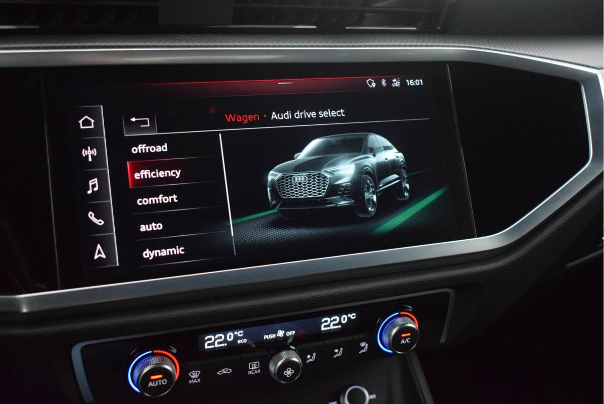 Audi Q3 Audi Q3 Sportback 35 TFSI 150pk S-Tronic 2x S-Line Trekhaak Camera Navigatie Led