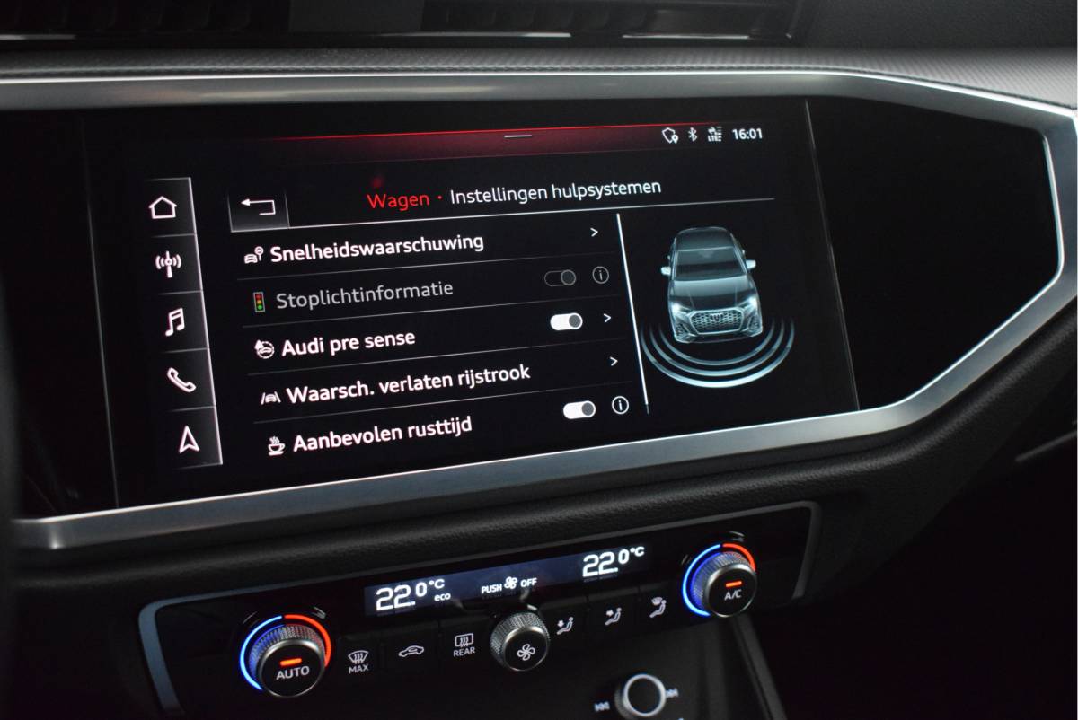 Audi Q3 Audi Q3 Sportback 35 TFSI 150pk S-Tronic 2x S-Line Trekhaak Camera Navigatie Led