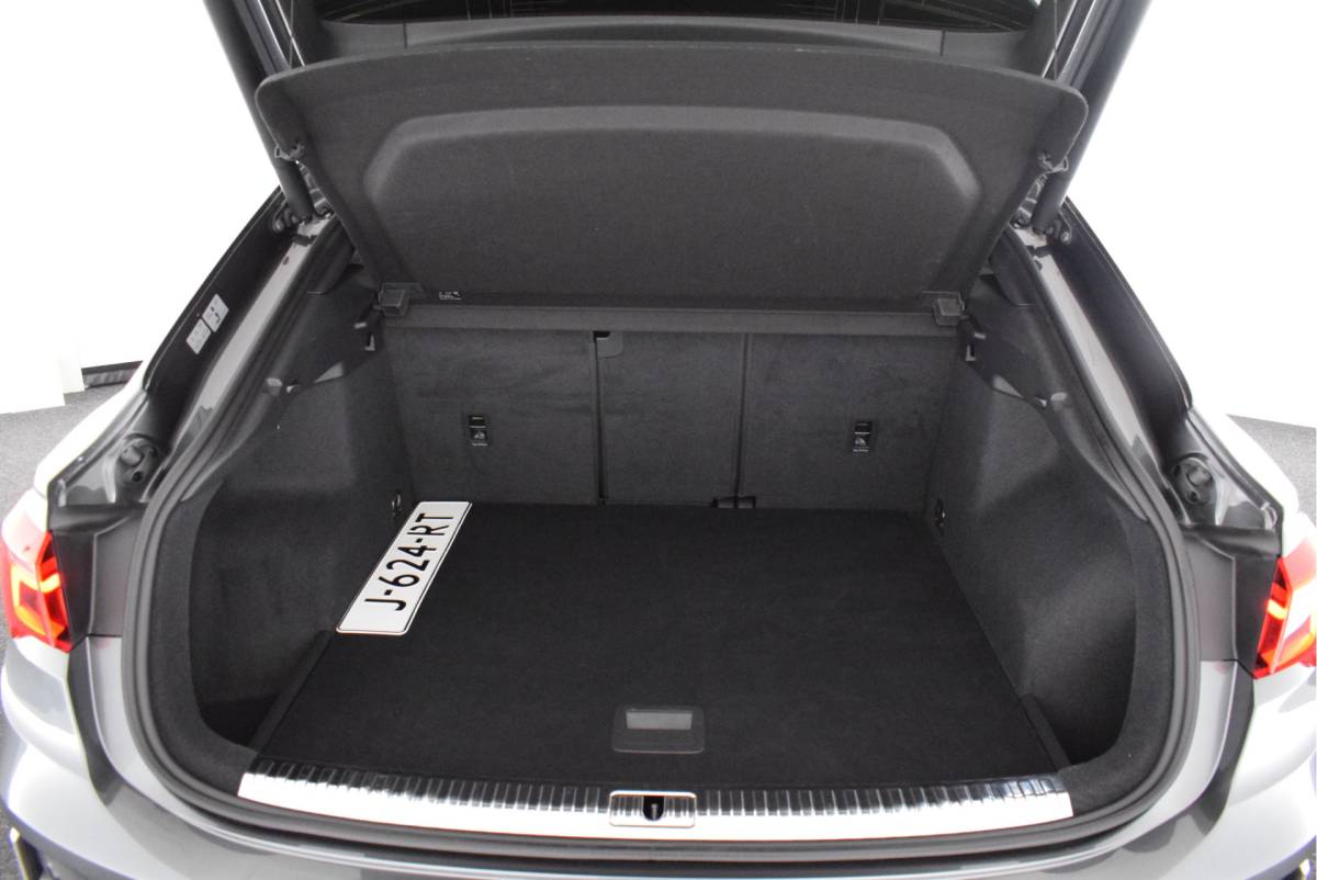 Audi Q3 Audi Q3 Sportback 35 TFSI 150pk S-Tronic 2x S-Line Trekhaak Camera Navigatie Led