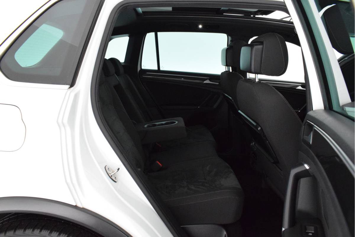 Volkswagen Tiguan Volkswagen Tiguan 2.0 TSI 180pk DSG 4Motion R-Line Highline Trekhaak Camera Keyless Stoelverwarming Panoramadak Virtual Cockpit Navigatie