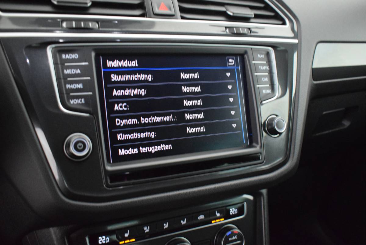 Volkswagen Tiguan Volkswagen Tiguan 2.0 TSI 180pk DSG 4Motion R-Line Highline Trekhaak Camera Keyless Stoelverwarming Panoramadak Virtual Cockpit Navigatie