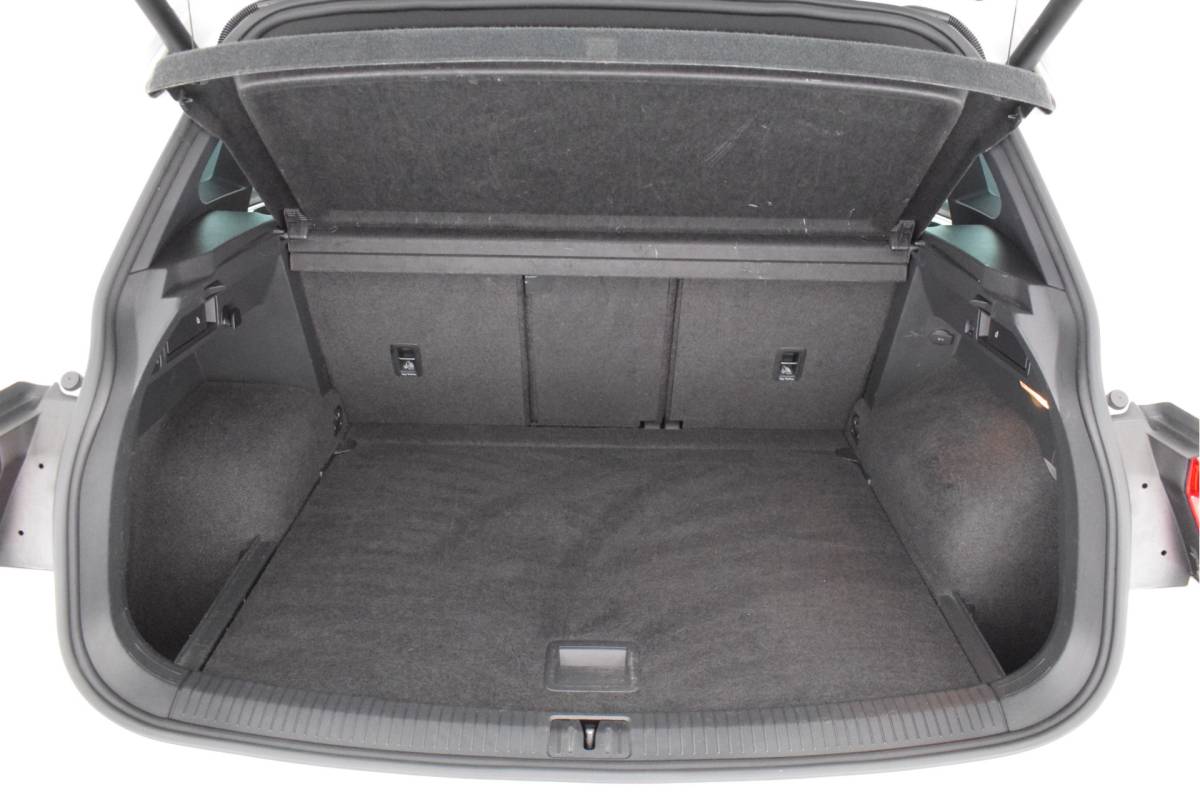 Volkswagen Tiguan Volkswagen Tiguan 2.0 TSI 180pk DSG 4Motion R-Line Highline Trekhaak Camera Keyless Stoelverwarming Panoramadak Virtual Cockpit Navigatie