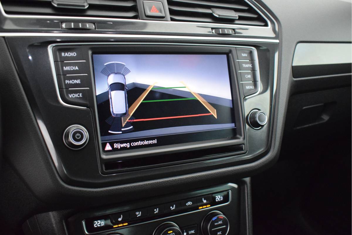 Volkswagen Tiguan Volkswagen Tiguan 2.0 TSI 180pk DSG 4Motion R-Line Highline Trekhaak Camera Keyless Stoelverwarming Panoramadak Virtual Cockpit Navigatie