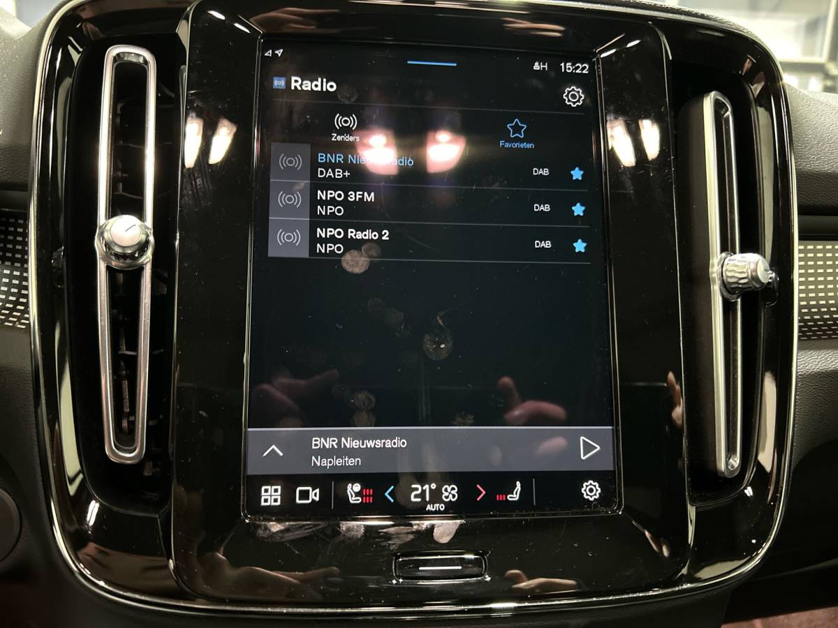 Volvo XC40 Volvo XC40 Recharge P8 AWD R-Design | Warmtepomp! | Harman en Kardon Sound | Volvo guard klasse 3 | Schuif/kanteldak | SoH (batterijcheck) 92.7 % score!