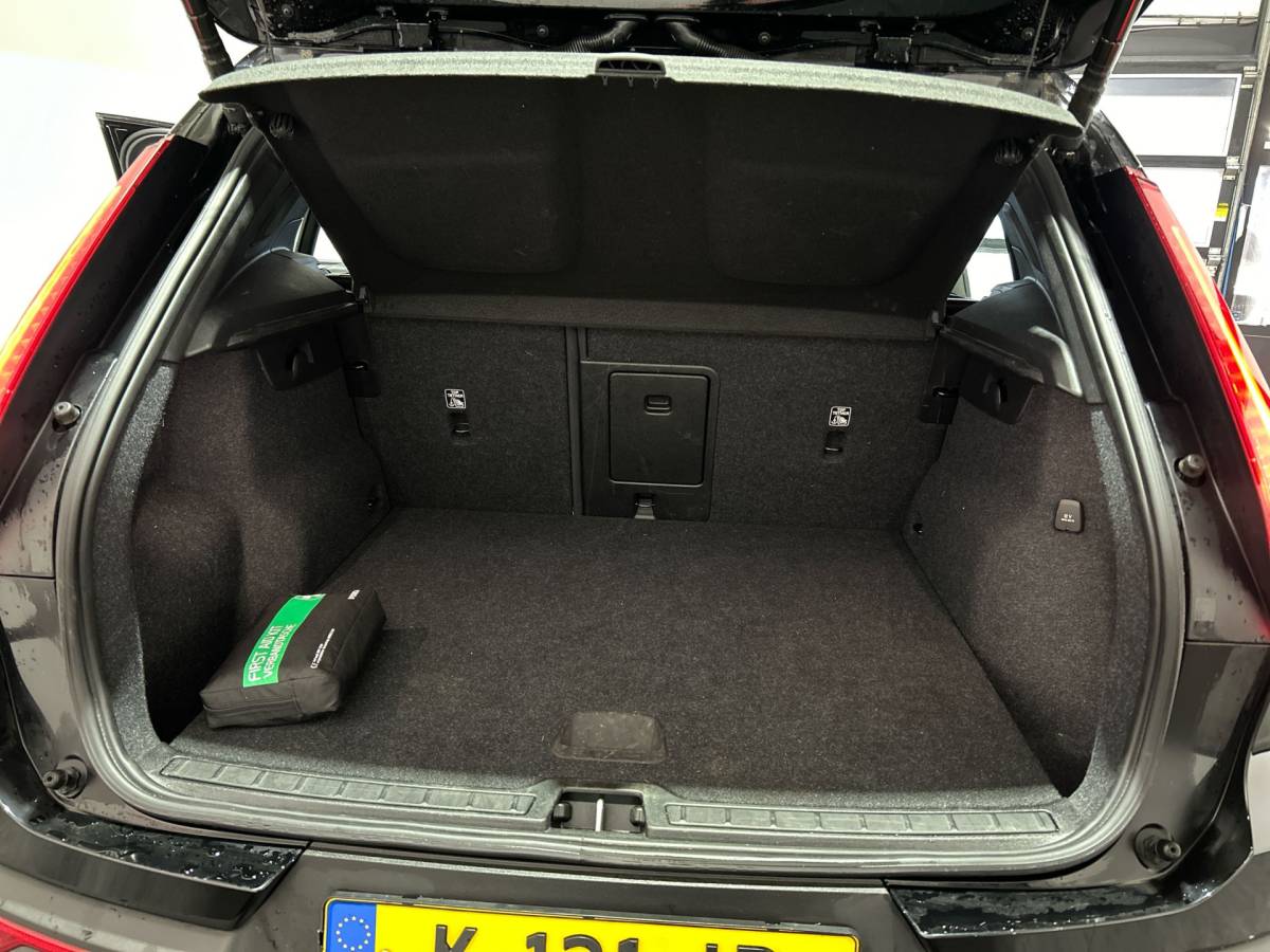 Volvo XC40 Volvo XC40 Recharge P8 AWD R-Design | Warmtepomp! | Harman en Kardon Sound | Volvo guard klasse 3 | Schuif/kanteldak | SoH (batterijcheck) 92.7 % score!