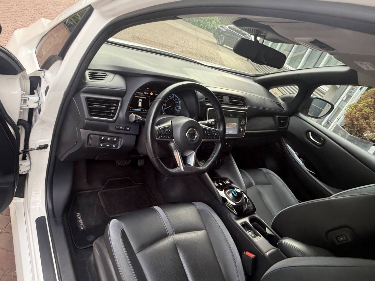 Nissan Leaf Nissan LEAF Tekna 40 kWh Bj 2019 Km 74.014 Leer,Stoelverwaming,Navi,Camera,17Inch 150PK