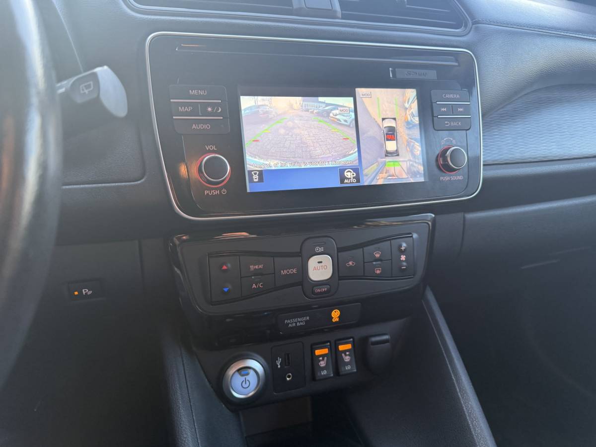 Nissan Leaf Nissan LEAF Tekna 40 kWh Bj 2019 Km 74.014 Leer,Stoelverwaming,Navi,Camera,17Inch 150PK