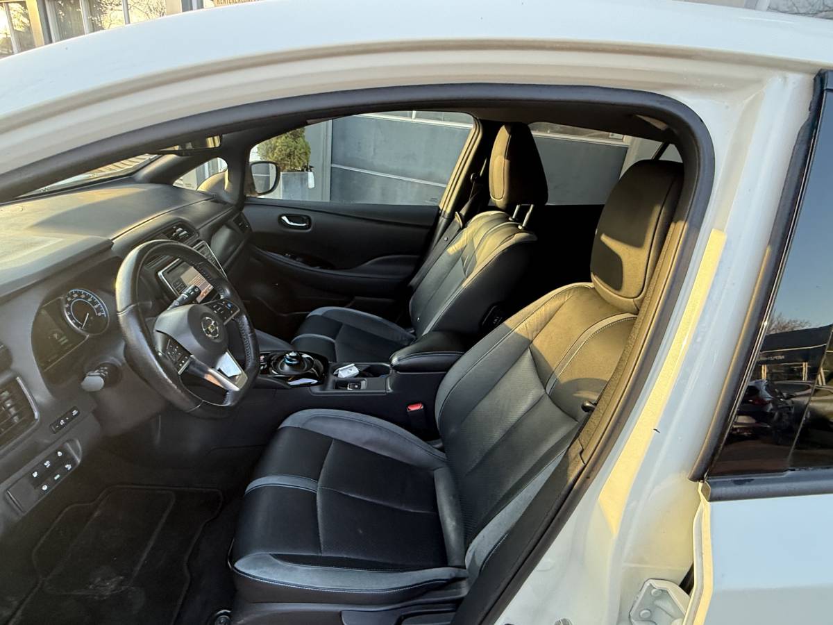 Nissan Leaf Nissan LEAF Tekna 40 kWh Bj 2019 Km 74.014 Leer,Stoelverwaming,Navi,Camera,17Inch 150PK