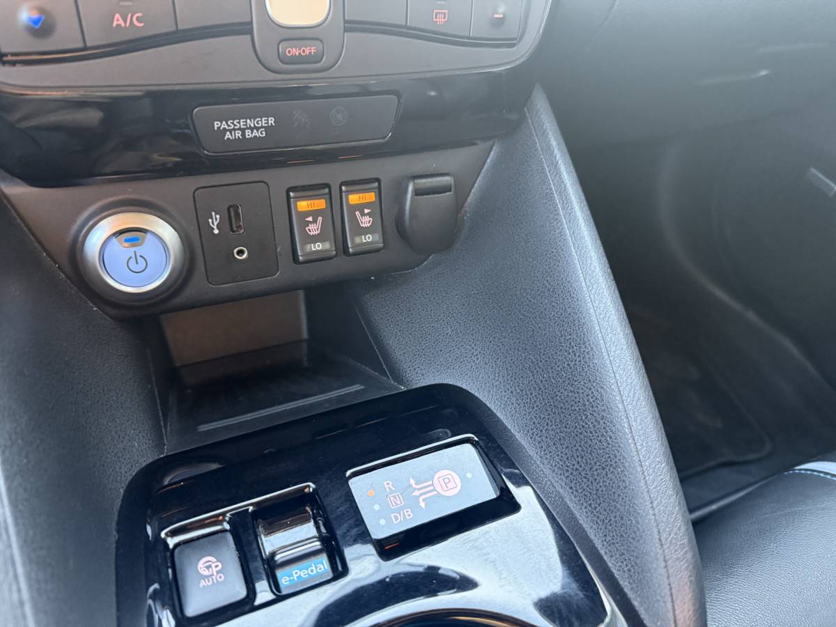 Nissan Leaf Nissan LEAF Tekna 40 kWh Bj 2019 Km 74.014 Leer,Stoelverwaming,Navi,Camera,17Inch 150PK