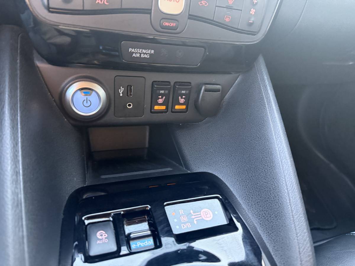 Nissan Leaf Nissan LEAF Tekna 40 kWh Bj 2019 Km 74.014 Leer,Stoelverwaming,Navi,Camera,17Inch 150PK